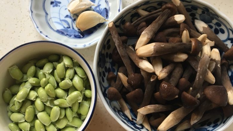 菌类料理+鸡枞菌炒豆子,准备食材
