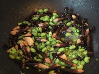 菌类料理+鸡枞菌炒豆子,翻炒均匀出锅。