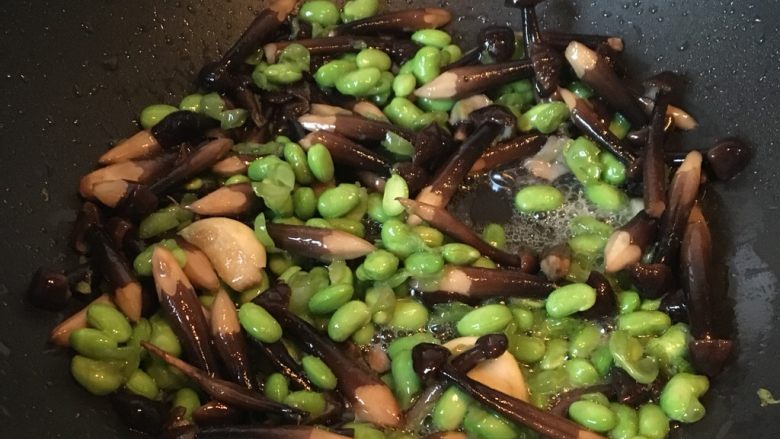 菌类料理+鸡枞菌炒豆子,翻炒均匀出锅。