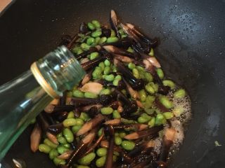 菌类料理+鸡枞菌炒豆子,加几滴白酒去一下菌的腥味。