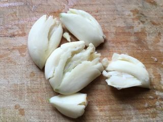 菌类料理+鸡枞菌炒豆子,蒜头拍碎