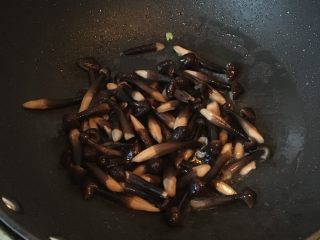 菌类料理+鸡枞菌炒豆子,热锅热油放入鸡枞菌翻炒。