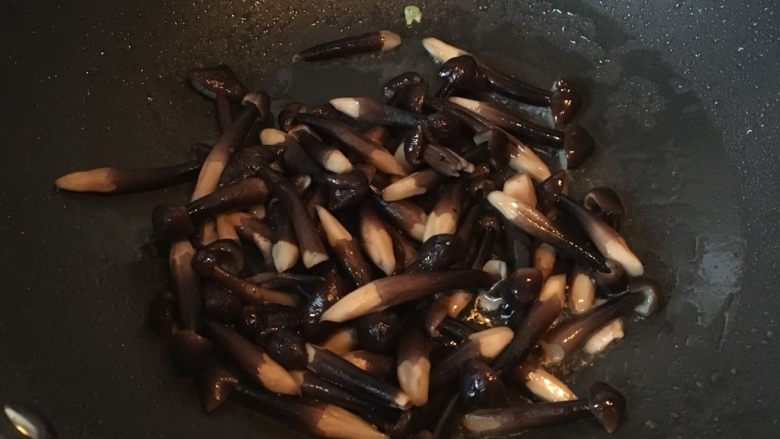 菌类料理+鸡枞菌炒豆子,热锅热油放入鸡枞菌翻炒。