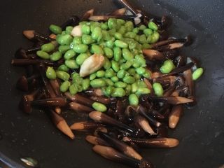 菌类料理+鸡枞菌炒豆子,放入豆子翻炒均匀。