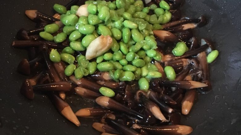菌类料理+鸡枞菌炒豆子,放入豆子翻炒均匀。