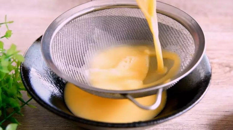 如何蒸出完美的水蒸蛋，有99%的成功率，包教包会。,鸡蛋液过筛