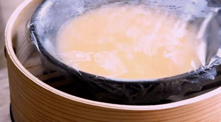 如何蒸出完美的水蒸蛋，有99%的成功率，包教包会。,水沸后放入蒸蛋，小火蒸12分钟 