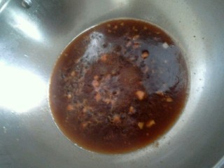 任氏荔枝肉,加小碗清水煮开放入番茄酱、老抽、糖搅匀