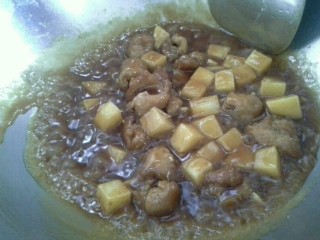 任氏荔枝肉,倒入里脊肉、土豆大火煮5分钟加水淀粉勾芡后再放醋、盐炒匀
