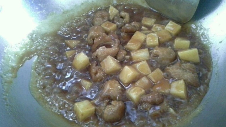 任氏荔枝肉,倒入里脊肉、土豆大火煮5分钟加水淀粉勾芡后再放醋、盐炒匀