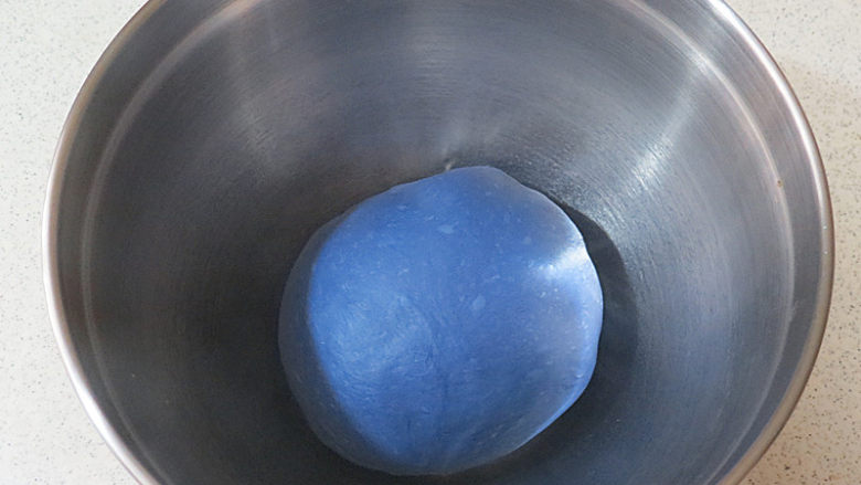 梦幻色彩滴【星空吐司】,然后放入一个干净的容器里，盖上保鲜膜进行第一次发酵，建议恒定温度28度，一个小时