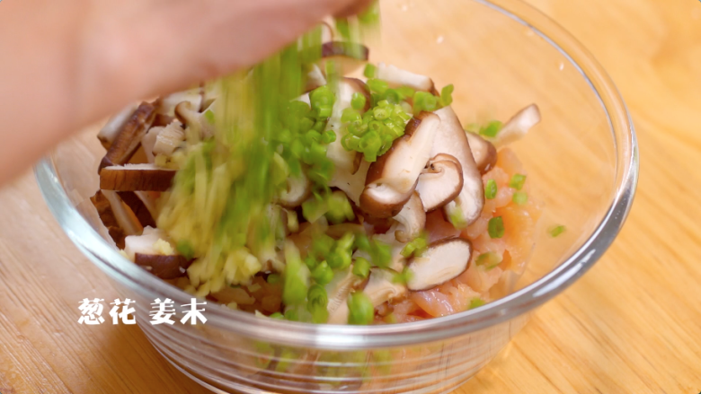 蔬菜鸡肉卷,将肉丁、葱末和香菇片放到碗中