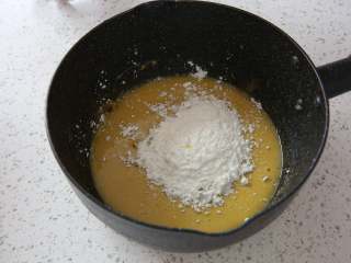 爆浆海盐奶盖蛋糕,筛入玉米淀粉，搅拌均匀。