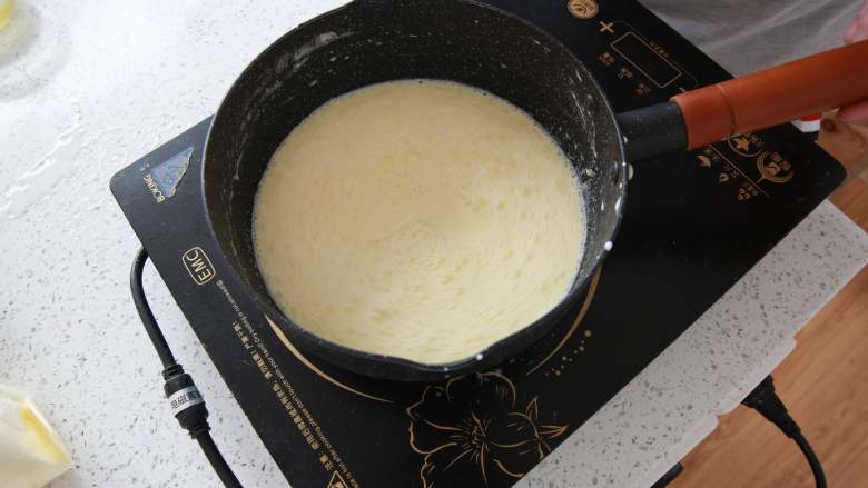 爆浆海盐奶盖蛋糕,将卡仕达酱液体倒回奶锅中，开小火继续边煮边搅拌，煮至卡仕达酱变浓稠，