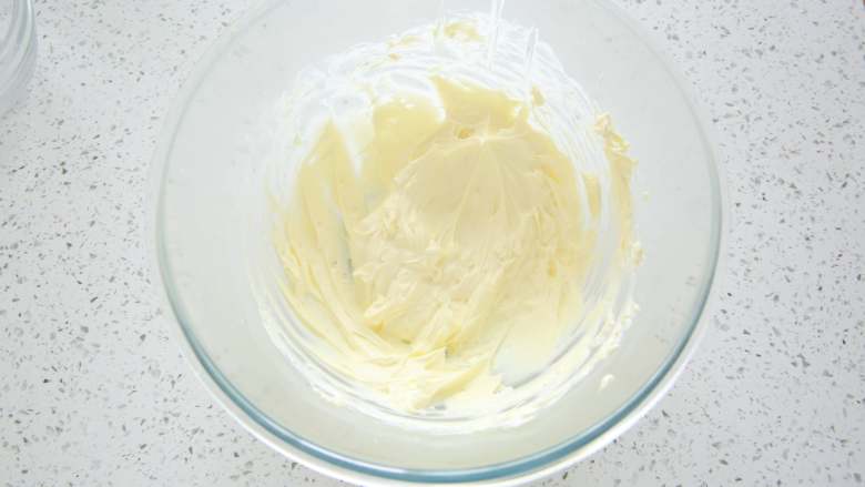 爆浆海盐奶盖蛋糕,制作芝士酱。
首先把奶油奶酪软化