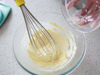 爆浆海盐奶盖蛋糕,将软化的奶油奶酪加入海盐搅拌均匀，再加入细砂糖打至顺滑。
因为海盐颗粒较大，可以将奶酪糊隔热水或放入微波炉中火叮10秒左右使海盐充分溶解。