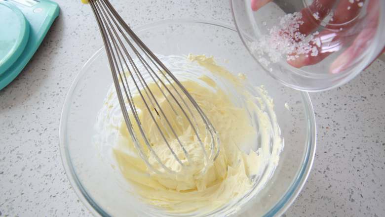 爆浆海盐奶盖蛋糕,将软化的奶油奶酪加入海盐搅拌均匀，再加入细砂糖打至顺滑。
因为海盐颗粒较大，可以将奶酪糊隔热水或放入微波炉中火叮10秒左右使海盐充分溶解。
