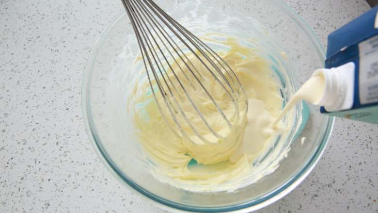 爆浆海盐奶盖蛋糕,加入淡奶油搅拌均匀