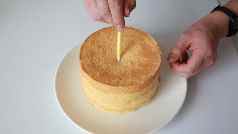 爆浆海盐奶盖蛋糕,在制作的戚风蛋糕底部，用翻糖刻刀或其他工具戳一个洞，轻轻转一圈，让内部一圈形成空洞，尽量不要破坏蛋糕侧面。