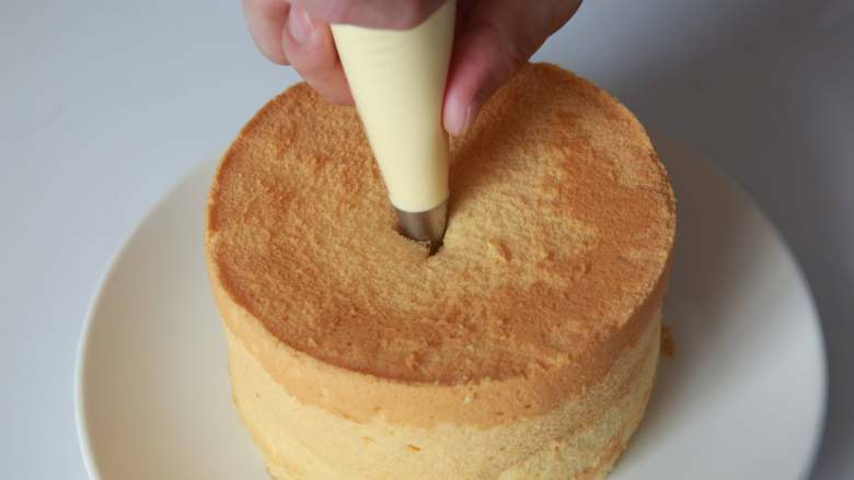 爆浆海盐奶盖蛋糕,将奶盖酱挤入蛋糕中间，充满整个蛋糕内部，蛋糕会慢慢鼓起来。
