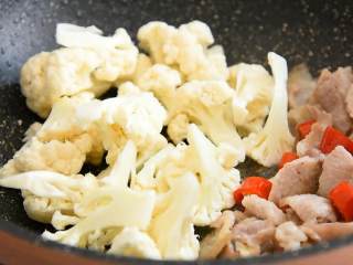 简单易学，营养健康的家常小菜,肉推至一边入花菜，炒匀。