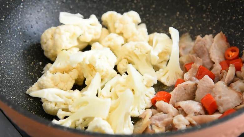 简单易学，营养健康的家常小菜,肉推至一边入花菜，炒匀。