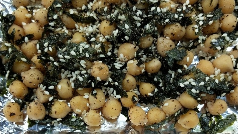 海苔芝麻烤鹰嘴豆,烤盘包上锡纸，把芝麻海苔鹰嘴豆平铺开。