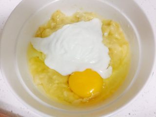 香蕉松饼,加入酸奶和鸡蛋
