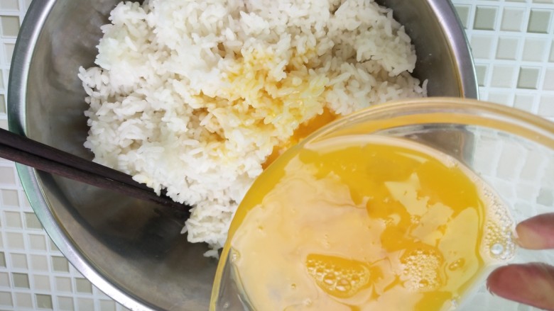 粒粒分明的黄金蛋炒饭,鸡蛋液均匀洒在米饭上