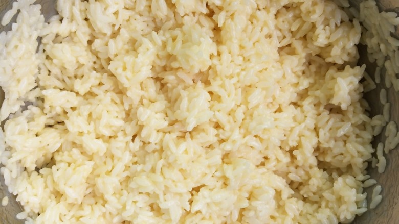 粒粒分明的黄金蛋炒饭,圆圈式搅拌，使鸡蛋液均匀地分布在米饭上，米饭成粒粒分明