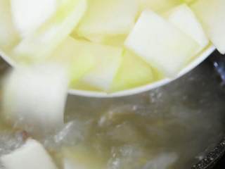 汤头透亮，咸鲜适口，多少从小喝到大的就是这个味道,加足量的水，大火煮15放入冬瓜，分钟。
转小火直至冬瓜变得透明。
