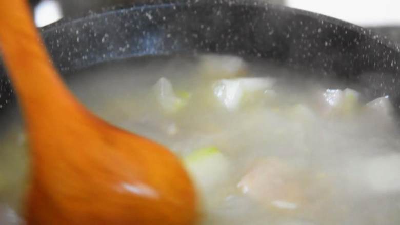 汤头透亮，咸鲜适口，多少从小喝到大的就是这个味道,加糖后搅拌均匀。