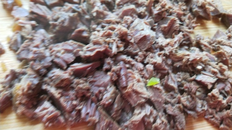 麻油芝麻驴肉火烧,切成碎碎的肉块。