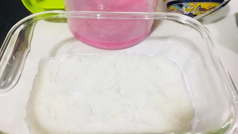 零失败火龙果椰蓉奶冻,找个方形的容器，底部撒上椰蓉