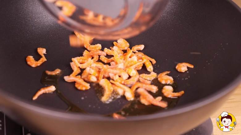 千金莴笋丝,热锅倒入少许香油，转小火放入沥干的虾米