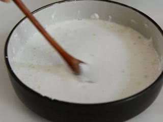 晶莹剔透、软润爽滑的肠粉，两分钟就能学会,搅拌成米浆。