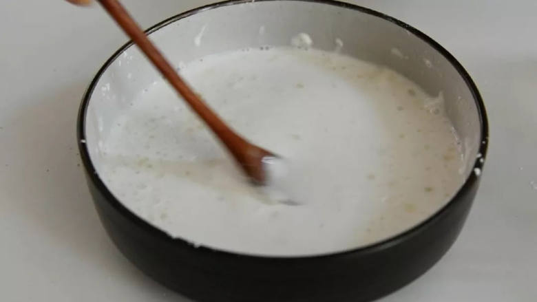 晶莹剔透、软润爽滑的肠粉，两分钟就能学会,搅拌成米浆。