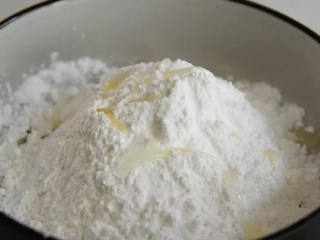 晶莹剔透、软润爽滑的肠粉，两分钟就能学会,澄粉和粘米粉混合，加入少许油盐。