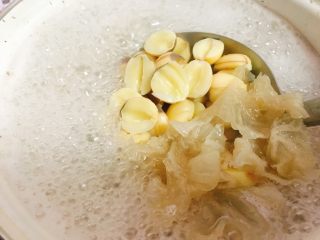莲子红枣银耳糖水,如果喜欢银耳软糯一些口感的，可以再小火煮多10分钟。