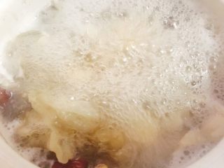 莲子红枣银耳糖水,加入银耳继续煮10分钟。
(期间有浮沫记得撇去哦！)