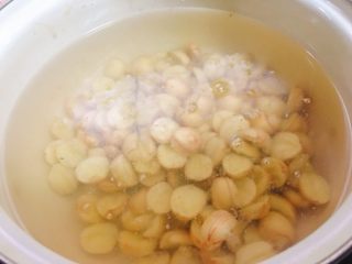 莲子红枣银耳糖水,将莲子加入，水沸腾后，煮10分钟。