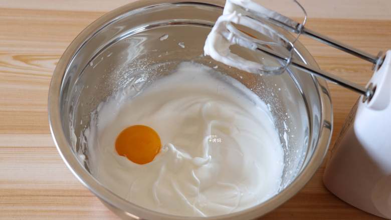 瑞犬小蛋糕,分三次加入蛋黄,每次都要用打蛋器打均匀再加入下一个蛋黄;