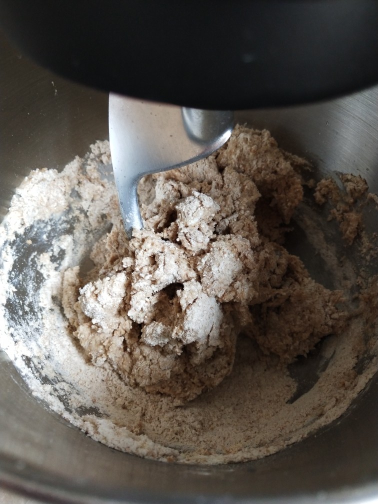 纯全麦～裸麦面包
(王后全麦面粉),厨师机一档低速混合无干粉后转2档中速搅打成团