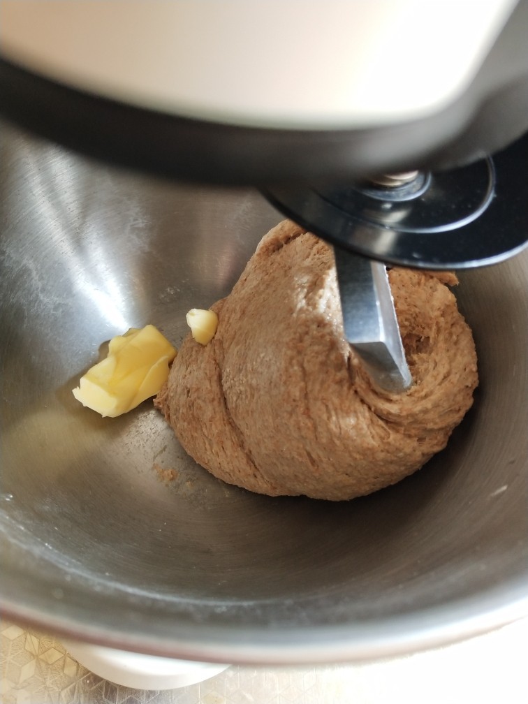 纯全麦～裸麦面包
(王后全麦面粉),在面团搅打10分钟后加入