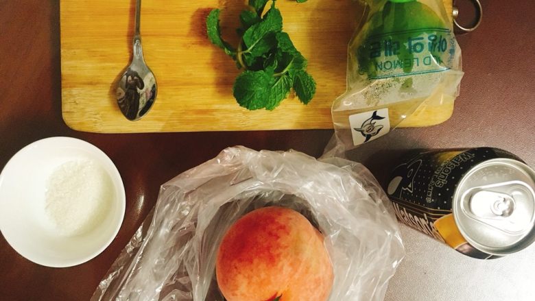 水蜜桃青柠薄荷苏打 夏日的小清新,准备好各种食材。
