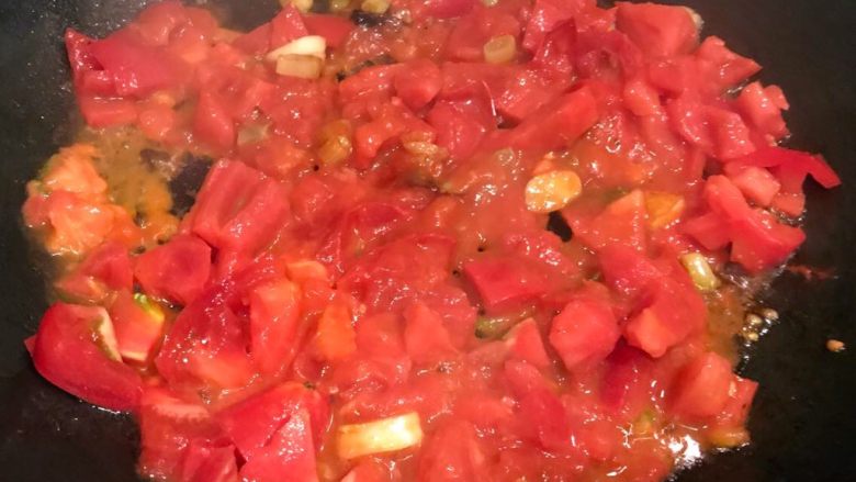肉参番茄鸡蛋面,放入切好的西红柿翻炒至出汁