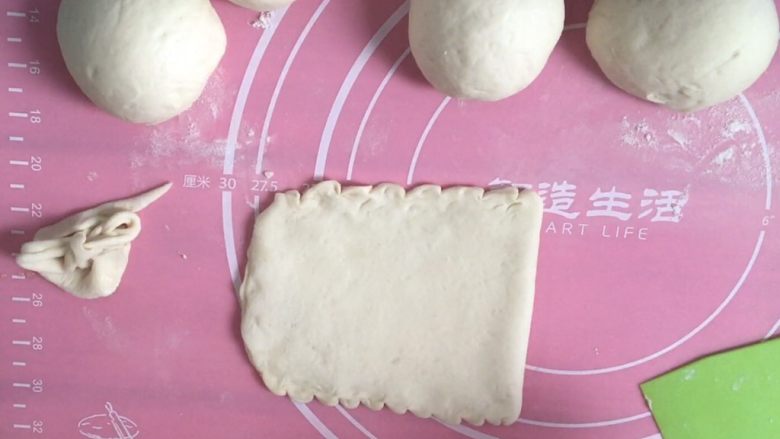 肉夹馍之口袋饼版,然后给中间刷食用油，折叠起来，留一个口，另外两个边捏起来，使边边黏住，边边的形状可以自由发挥。