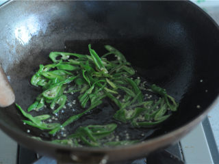 老干妈牛肉,油锅烧热，将辣椒丝倒入锅里，稍微翻炒