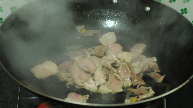回锅肉片,放入猪肉片，大火翻炒均匀，盛出放在一旁备用