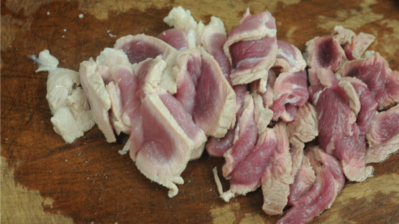 回锅肉片,猪肉切成3毫米左右的大片备用